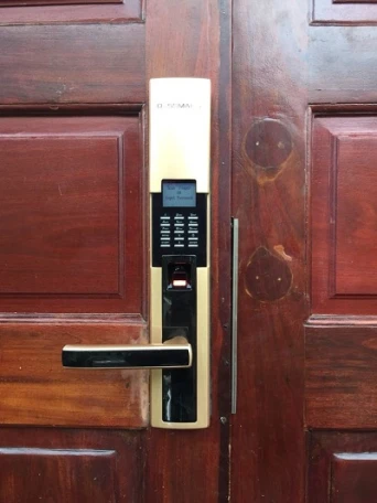 Khóa vân tay cho cửa đại sảnh biệt thự cao cấp