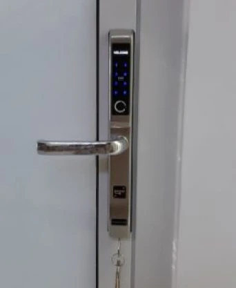 Lắp đặt khóa vân tay cửa nhôm xingfa, cửa nhựa tại Nha Trang