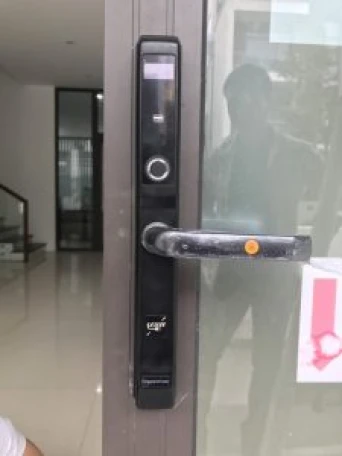 Lắp đặt khóa vân tay cửa nhôm xingfa, cửa nhựa tại Nha Trang
