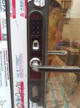 lắp khóa cửa vân tay cho cửa nhôm