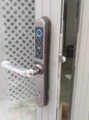 lắp khóa cửa vân tay cho cửa nhôm