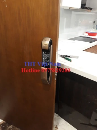 Lắp khóa cửa vân tây Gold Mark City - 136 Hồ Tùng Mậu