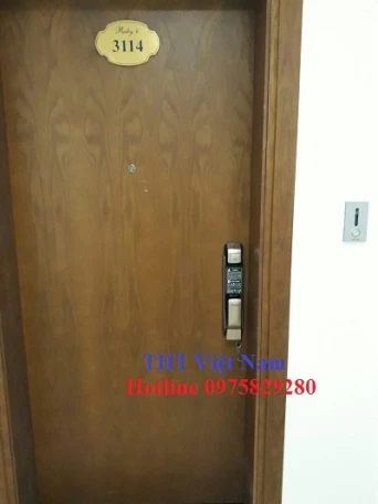 Lắp khóa cửa vân tây Gold Mark City - 136 Hồ Tùng Mậu